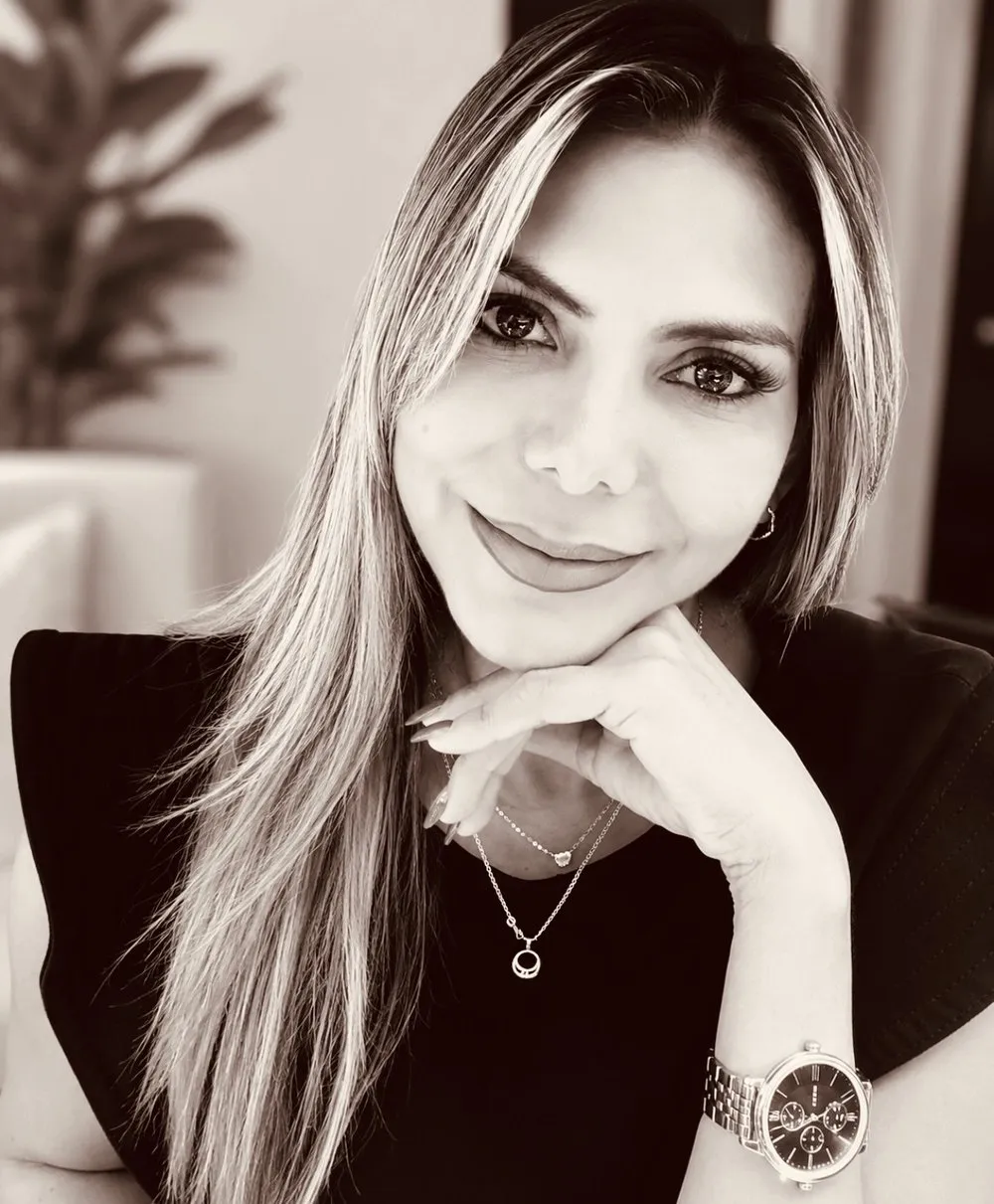 Gina Marie Solís, escritora